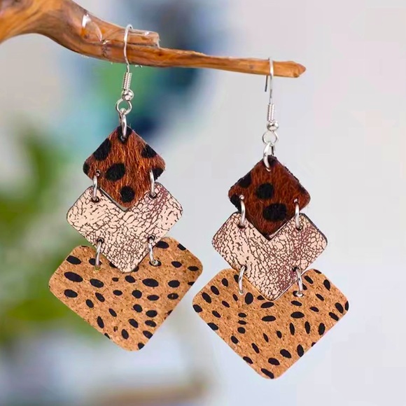 🌻2/$10.00PU Leather Crackle/Polkadot Earrings🌻 - Picture 4 of 4